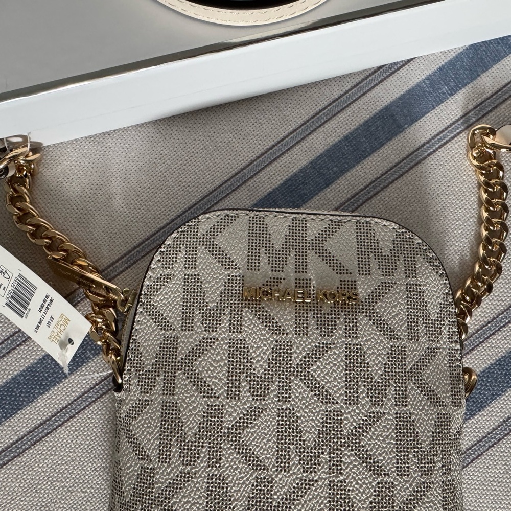 Michael Kors Vanilla/Acorn Signature Crossbody with Gold Chain - Picture 3 of 9